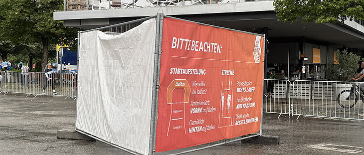Die Regeln vor der Startlinie des b2run 2025 (©Foto: Martin Schmitz)